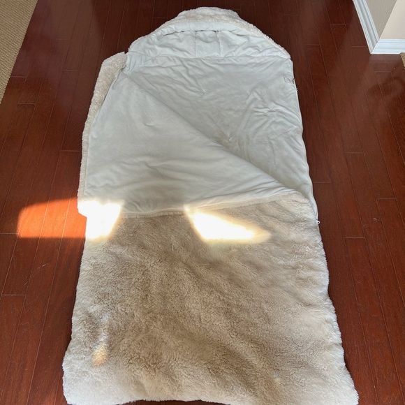 POTTERY BARN TEEN PLUSH FAUX FUR POLAR BEAR SLEEPING BAG VERY SOFT SOLD OUT - Picture 8 of 16